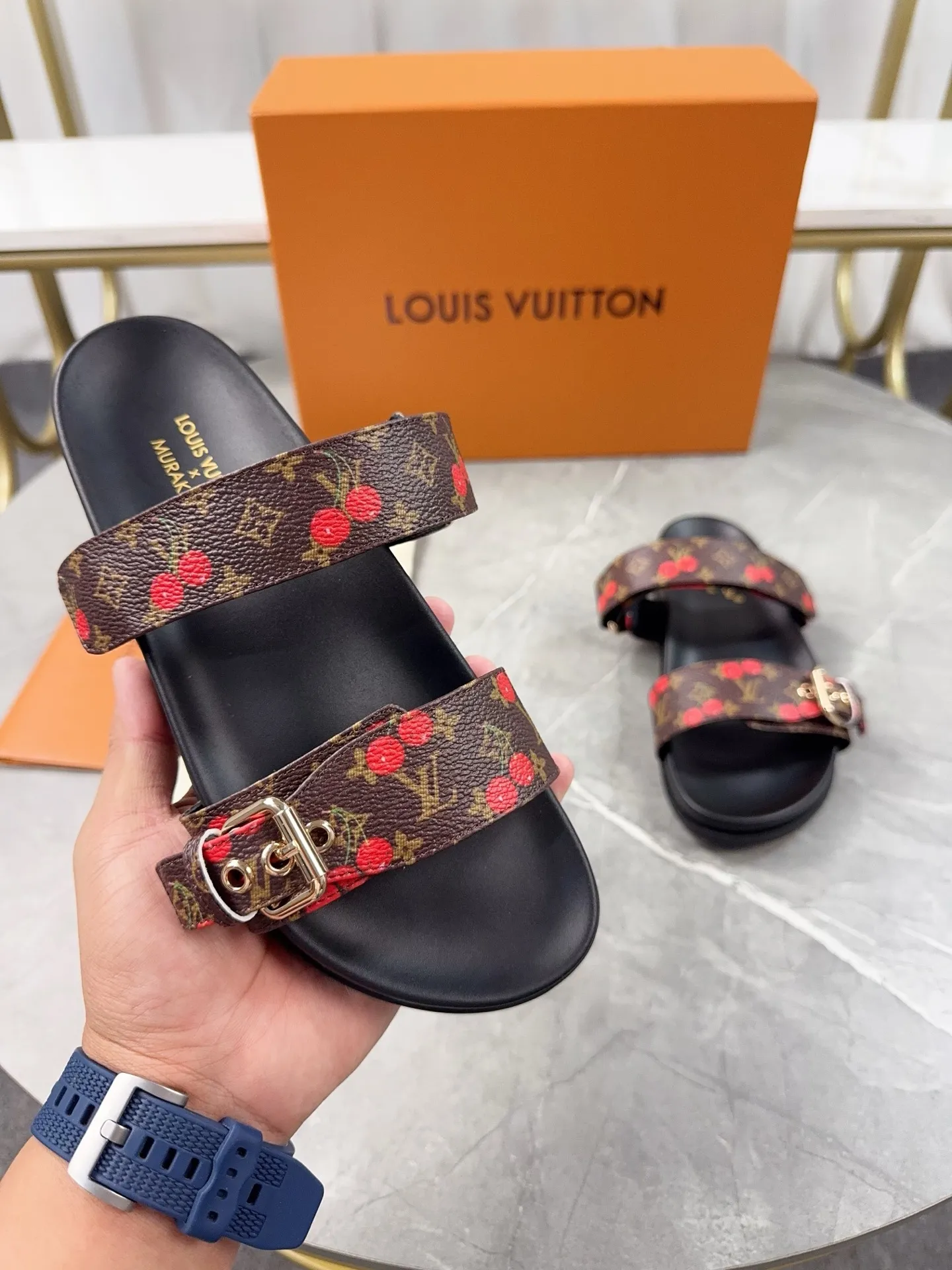 👟👟Ex-factory price 400👟👟 LV2025 spring and summer new slippers🌟The belt buckle is adjustable and elastic design, full of beach style, original molded LV metal logo decoration, fashionable and beautiful, super versatile🤳🏻Cow leather upper/custom imported jacquard fabric/original old flower leather material, water-dyed sheepskin lining (water platform + rubber sole) three-layer combination outsole 🔶Size: Female 35-43 Male: 38-46